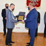 Gratulacje od burmistrza miasta Waldemara Palucha dla komendanta nadkom. Jana Wojtowicza.