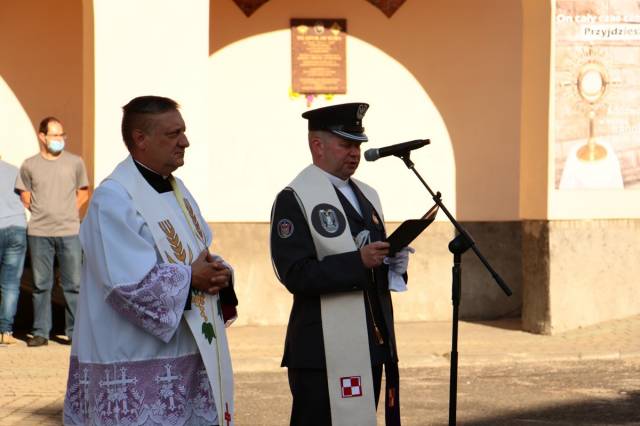 Modlitwę za poległych powstańców wygłosili - ks. mjr Grzegorz Bechta i ks. prałat Marian Bocho