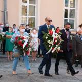Kwiaty składają Radni Rady Miasta Jarosławia na czele z Przewodniczącym RM Szczepanem Łąką