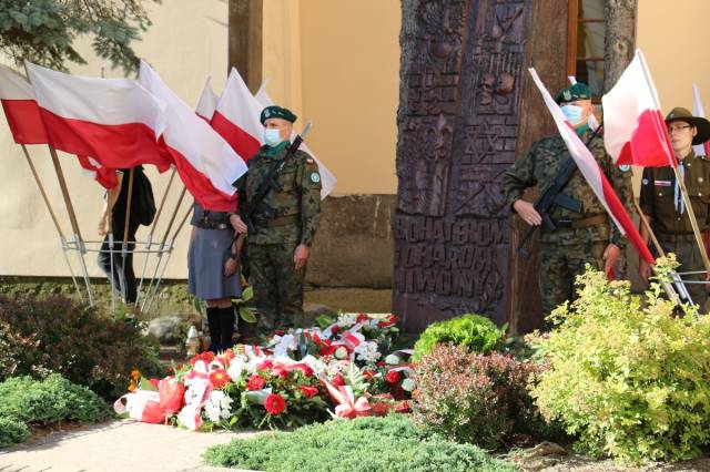 Pomnik Bohaterów i Ofiar II Wojny Światowej, Pl. ks. Piotra Skargi