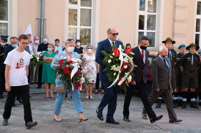 Kwiaty składają Radni Rady Miasta Jarosławia na czele z Przewodniczącym RM Szczepanem Łąką